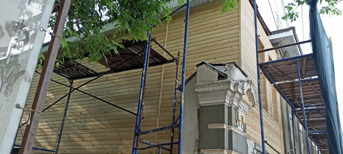 Исторический дом на улице Ильинской обшивают сайдингом