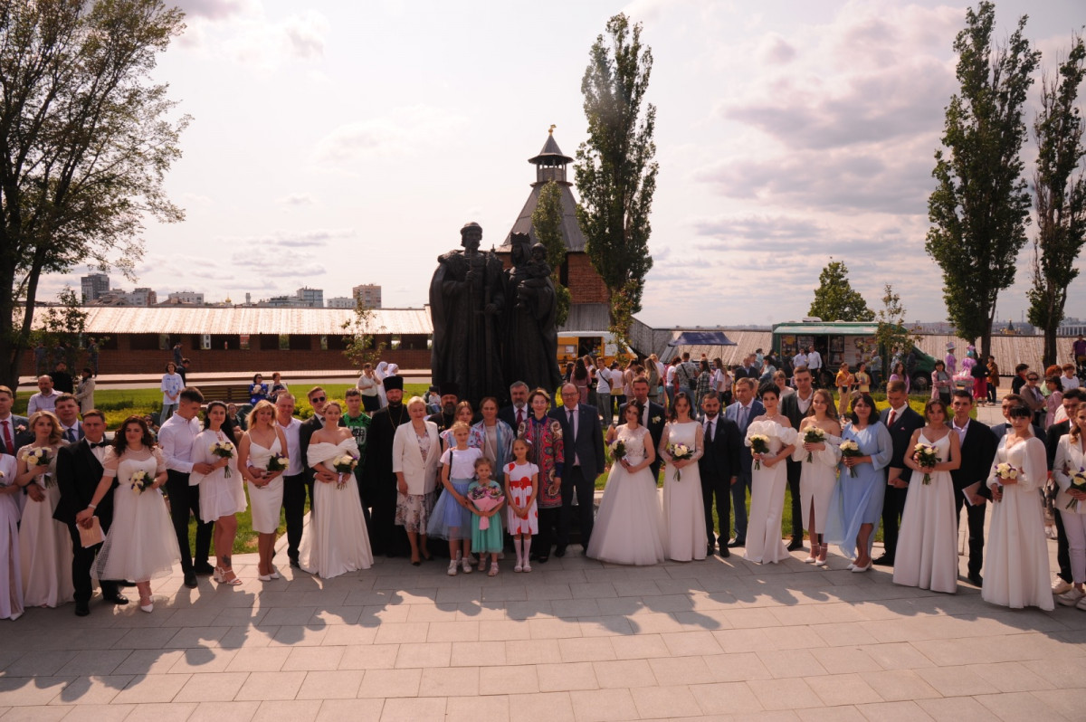 В День памяти Димитрия Донского и Евдокии у памятника супругам в Нижегородском кремле зарегистрировали брак 19 пар