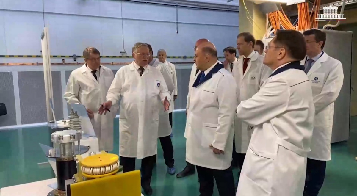 Мишустину подарили макет вакуумной камеры взаимодействия излучения в Сарове