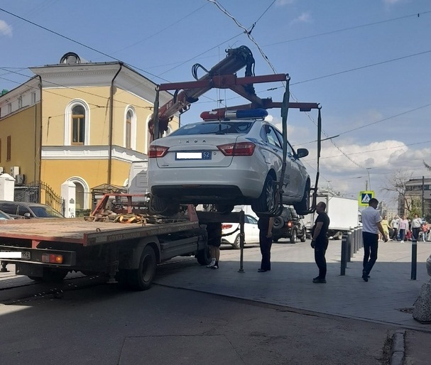 Суровые эвакуаторщики «угнали» автомобиль ДПС в Нижнем Новгороде