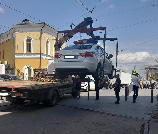 Суровые эвакуаторщики «угнали» автомобиль ДПС в Нижнем Новгороде