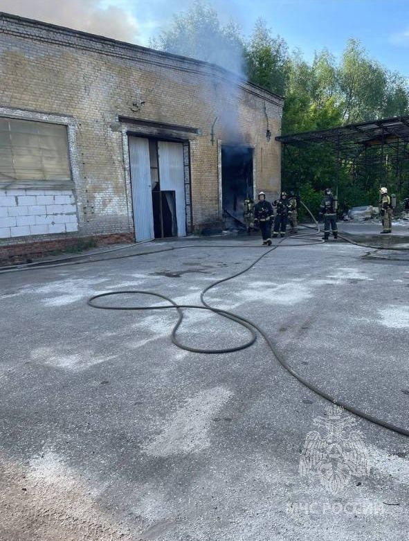 Пожар в цехе в Ленинском районе локализован на площади 200 кв. м