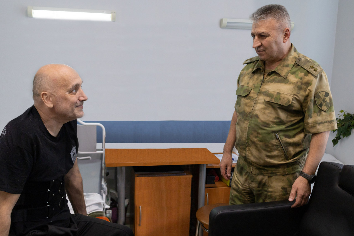 Генерал-лейтенант Сергей Просяник навестил в больнице Захара Прилепина