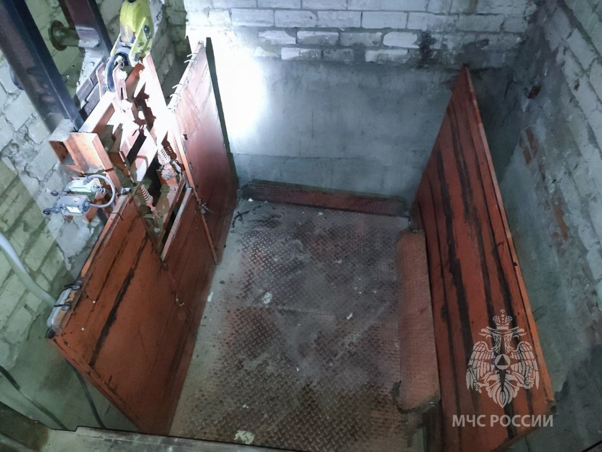Два человека пострадали при падении лифта на улице Народной в Московском районе