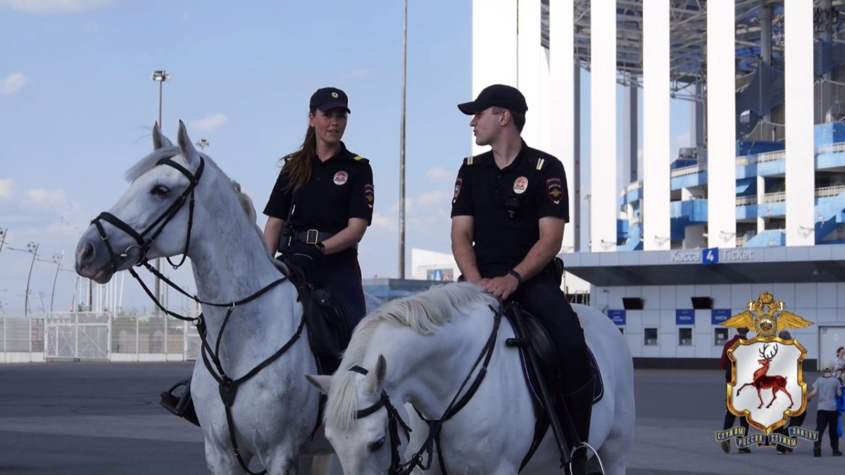 Кавалеристы патрулируют нижегородские парки