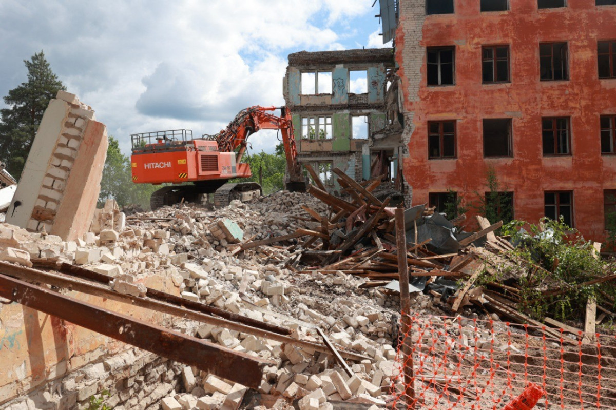 Снос аварийных зданий бывшего интерната начался в Дзержинске