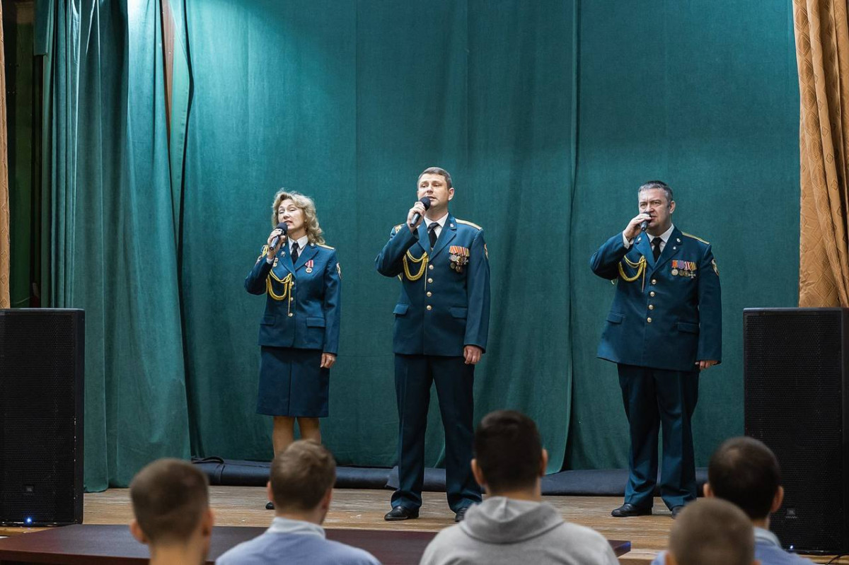 Концерт для пациентов военного госпиталя организовали волонтеры ко Дню России