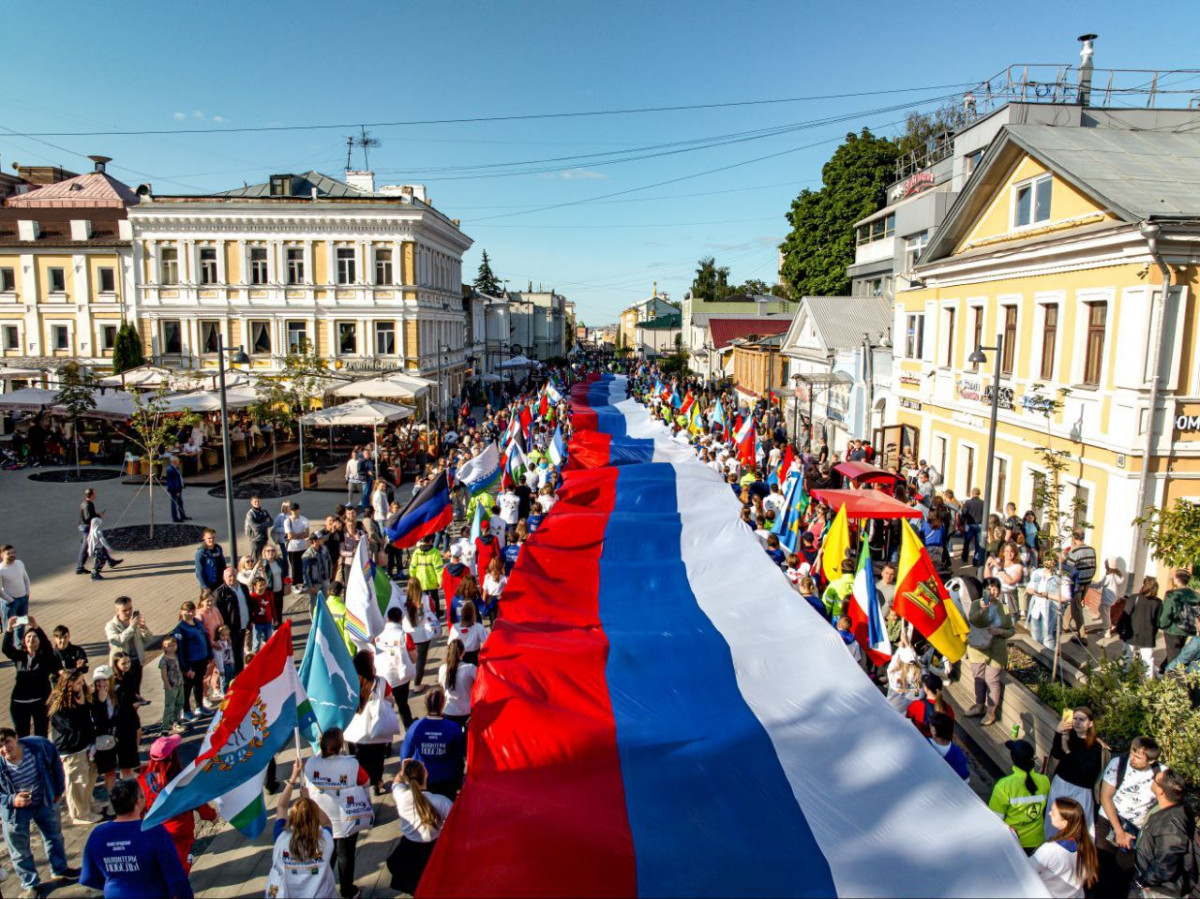 100-метровый флаг России развернули в Нижнем Новгороде