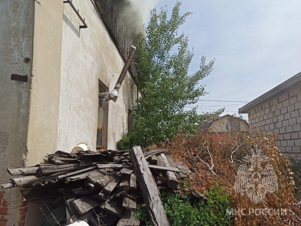 Неэксплуатируемое здание загорелось в Выксе 13 июня