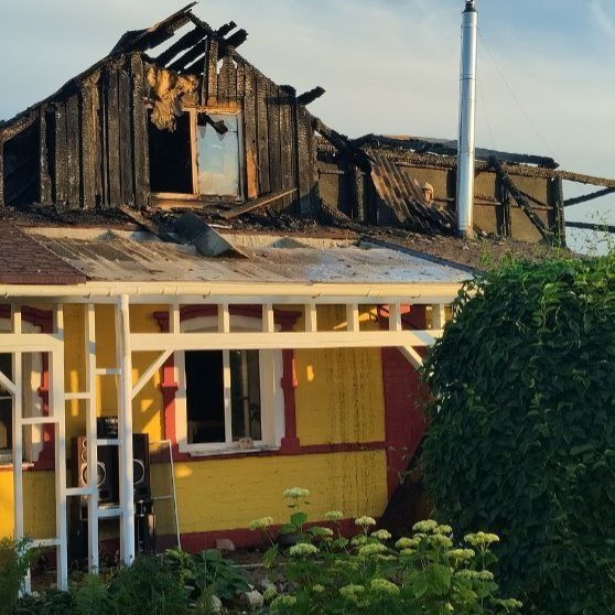 Частный дом, баня и гараж сгорели на Бору