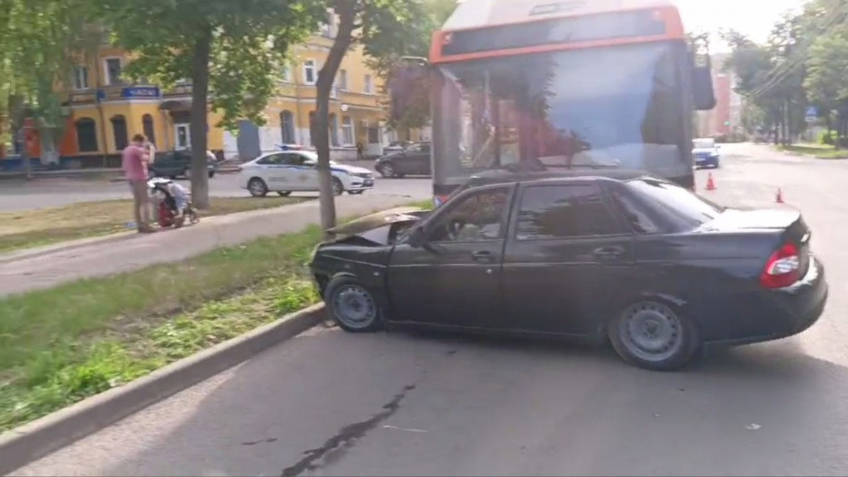 Автобус и легковушка столкнулись на Чаадаева в Нижнем Новгороде