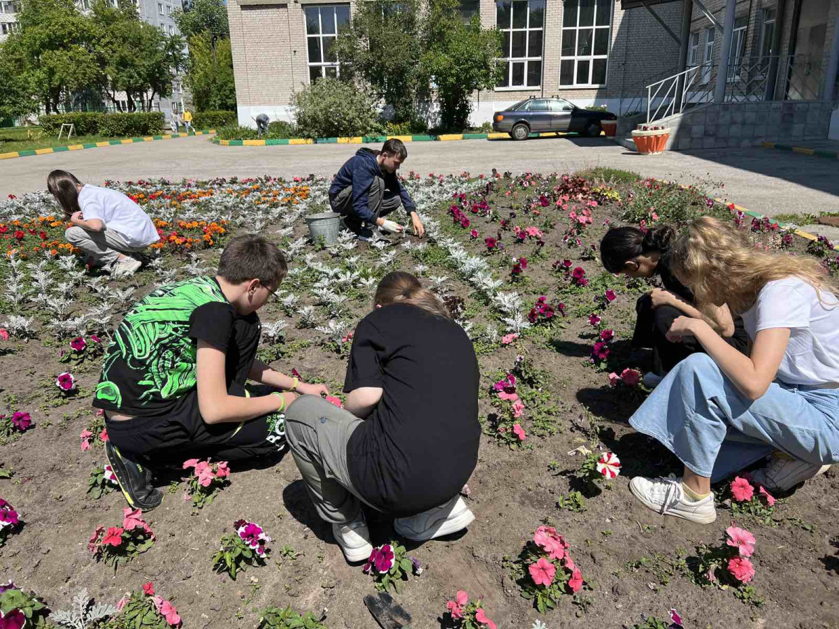 Подростковые трудовые бригады благоустраивают Московский район