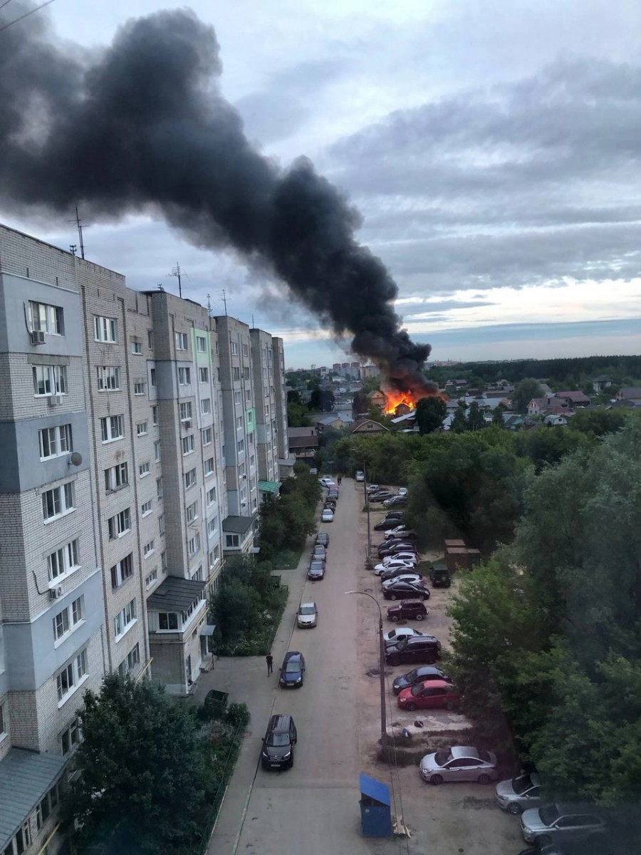Частный дом горит на улице Семафорной в Нижнем Новгороде