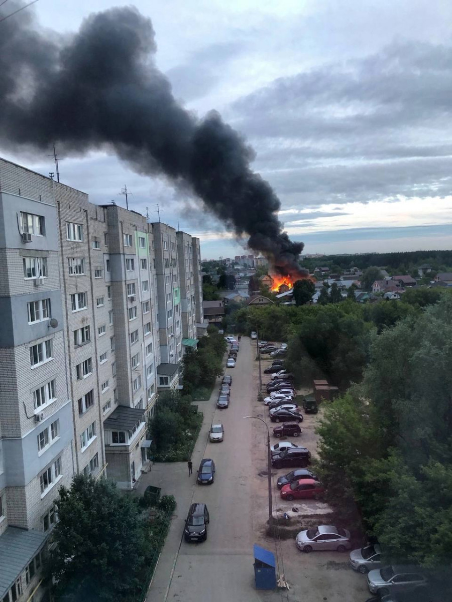 Частный дом горит на улице Семафорной в Нижнем Новгороде