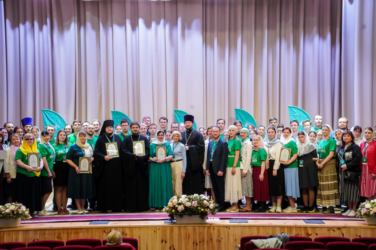 Митрополит Георгий наградил победителей конкурса «Волонтер преподобного Серафима Саровского — 2022/2023»