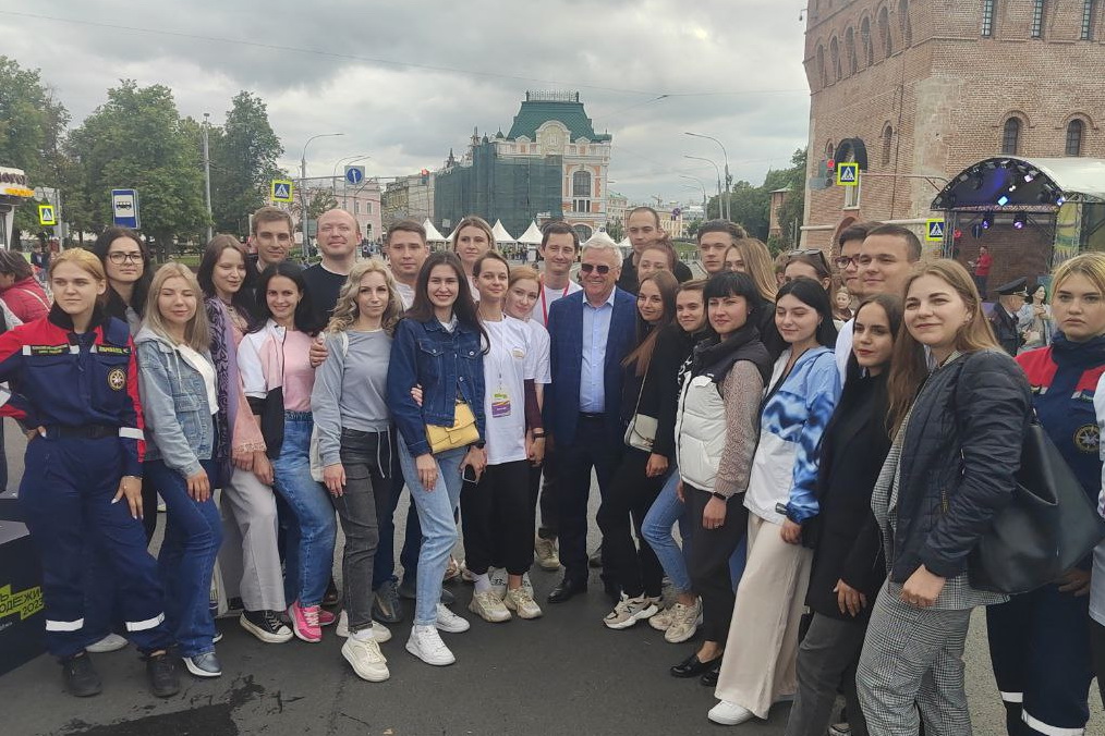 Ребята из Харцызска и ДНР посетили стенд Молодёжного парламента при ЗС НО