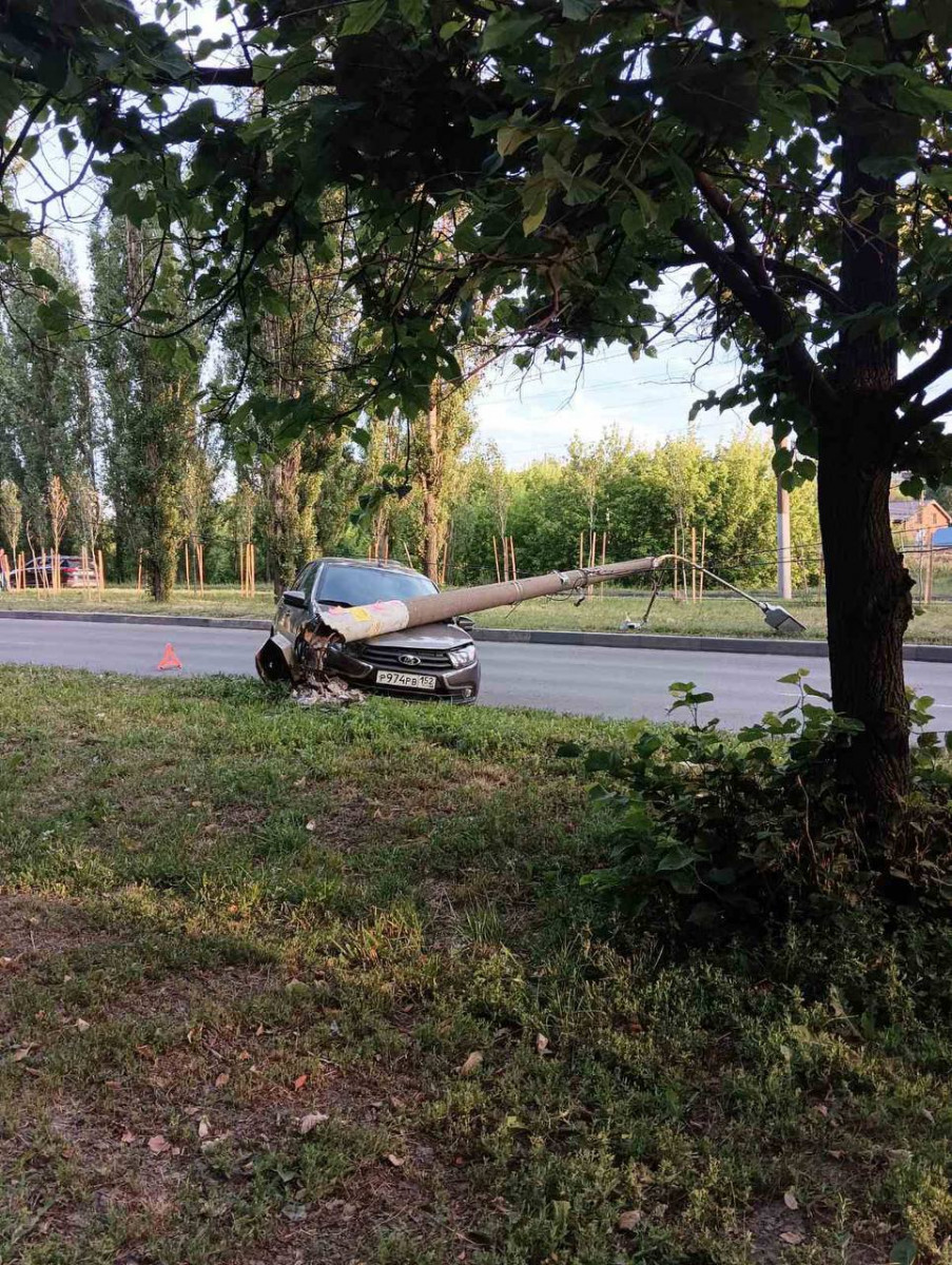 Водитель легкового автомобиля врезался в столб и перекрыл им дорогу в Нижнем Новгороде