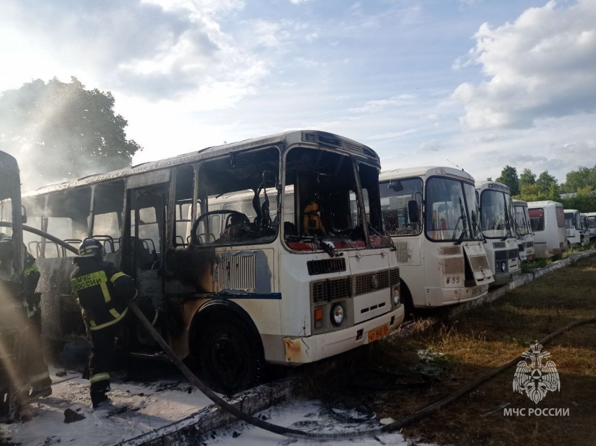 Пять автобусов и «Газель» сгорели в Выксе 27 июня