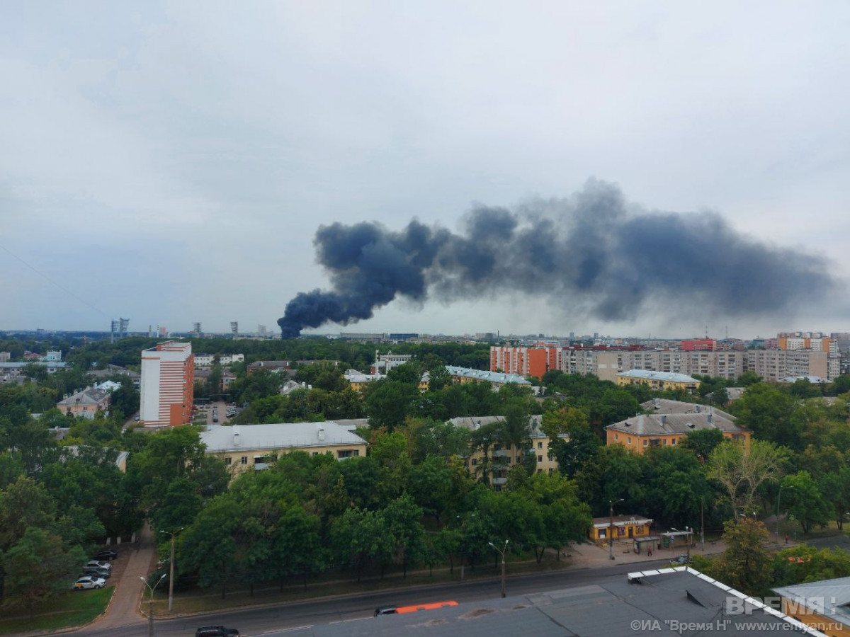 Фура и несколько гаражей горят на шоссе Жиркомбината