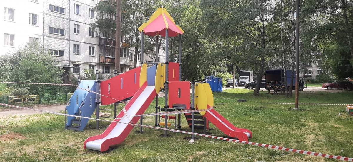 Детскую игровую площадку устанавливают во дворе дома по улице Березовская