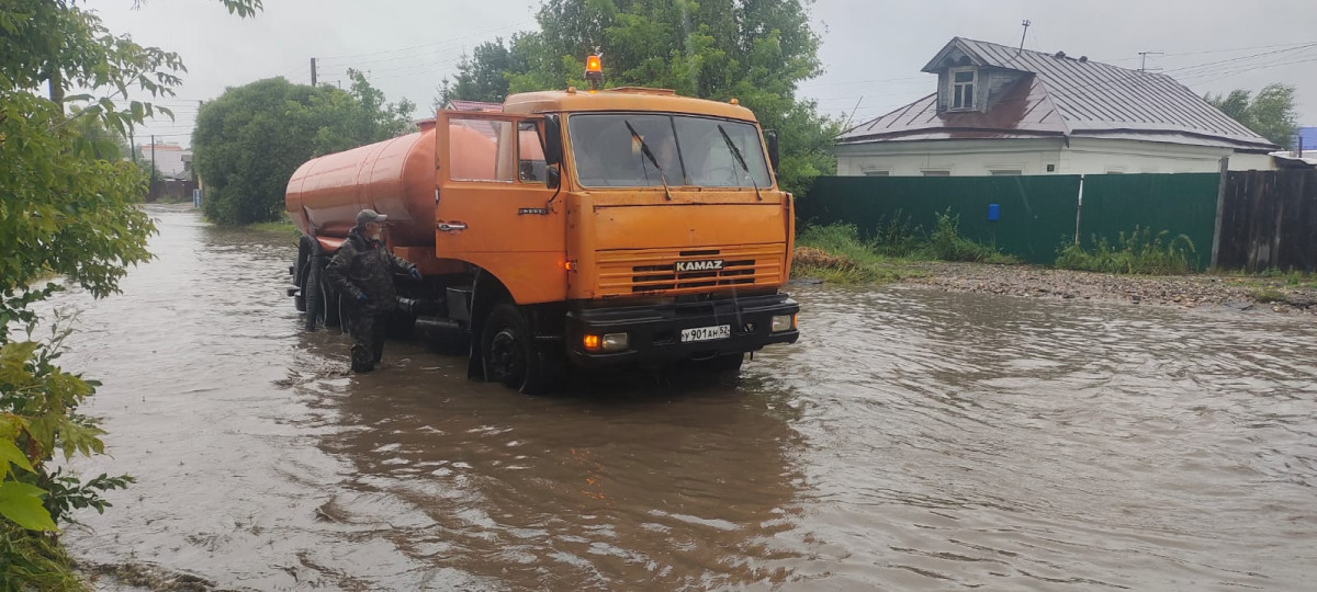 В Нижнем Новгороде продолжают устранять последствия затяжного дождя