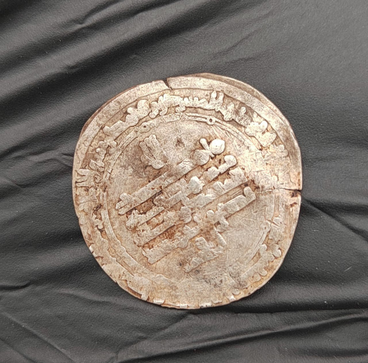 Стеклянную бусину из Византии и арабскую монету нашли археологи в Нижегородской области