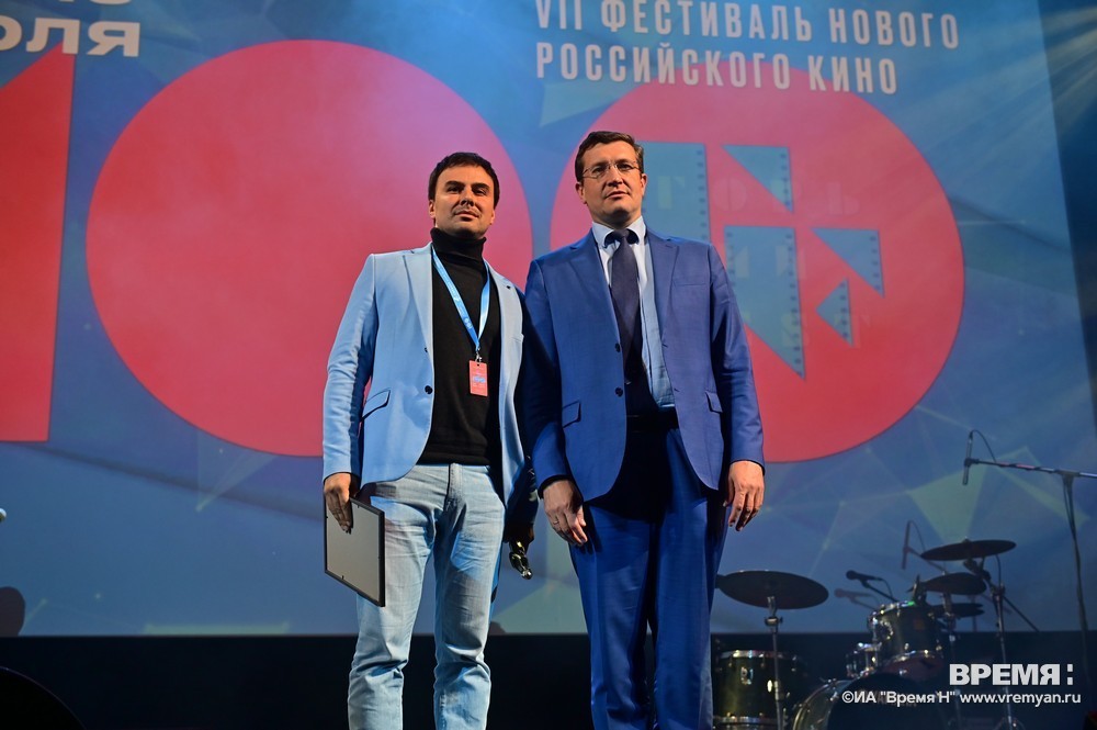 Глеб Никитин вручил приз режиссеру Владимиру Головневу в рамках «Горький fest»