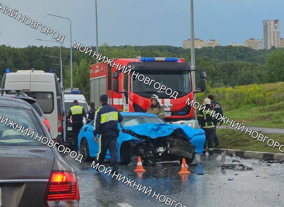 Столкновение BMW и хетчбэка Volkswagen в Нижнем Новгороде попало на видео
