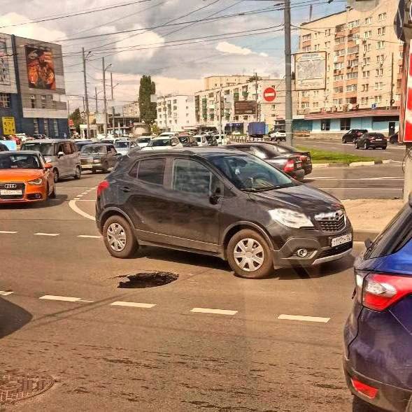 Провал на дороге появился на Сормовском повороте в Нижнем Новгороде