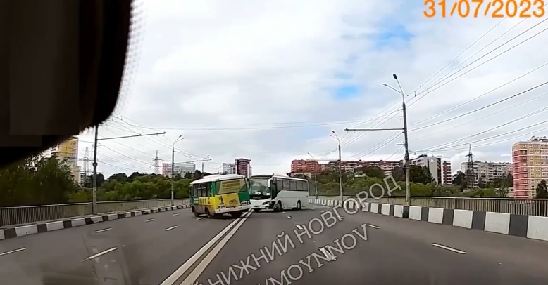 Опубликовано видео столкновения автобусов на Ванеевском мосту