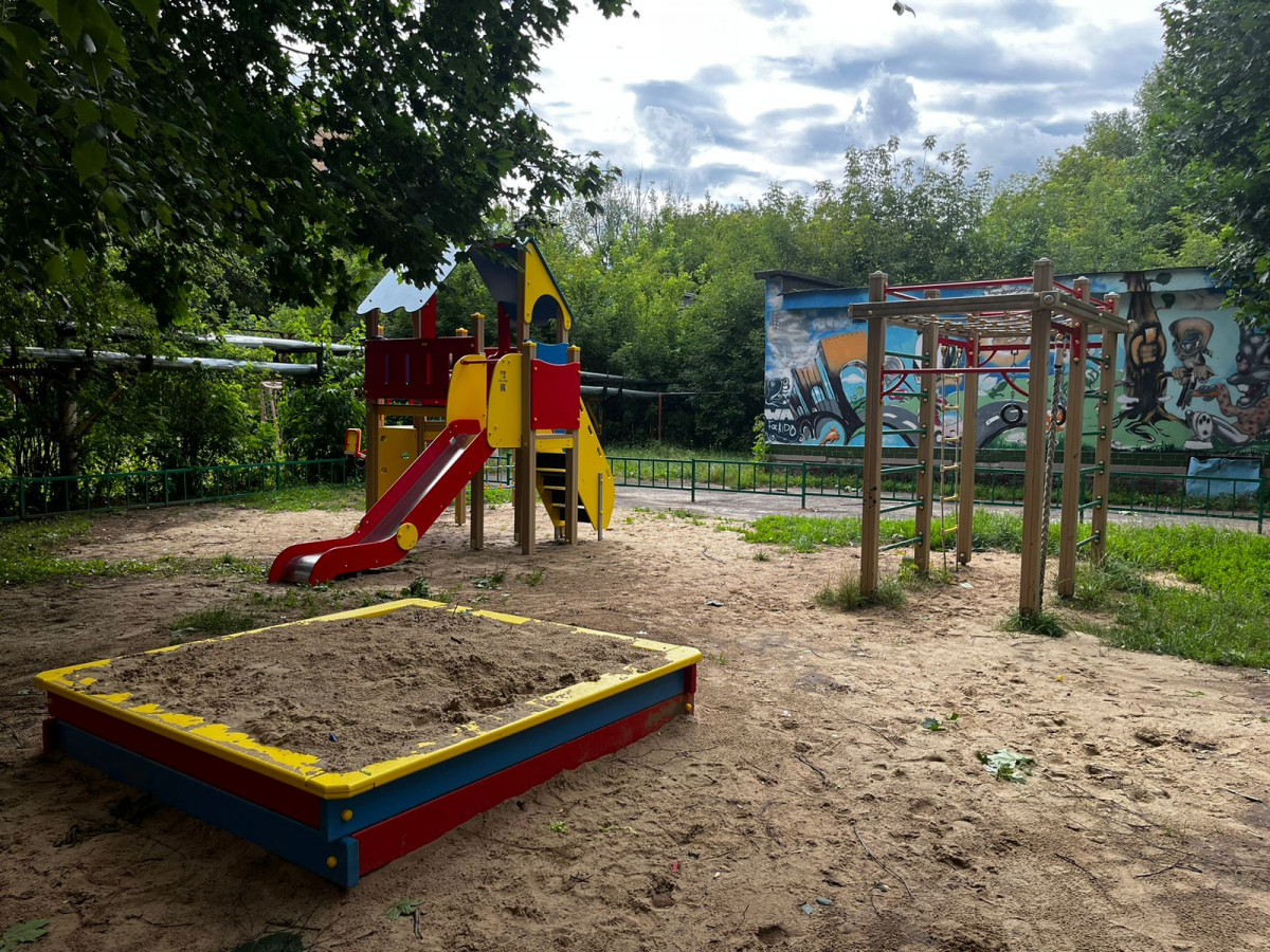 Новое игровое оборудование установили на детской площадке в Приокском районе