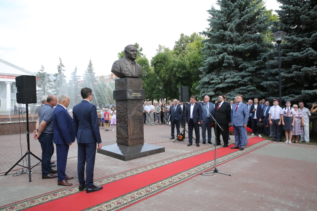 Памятник Омари Шарадзе открыли в Нижнем Новгороде