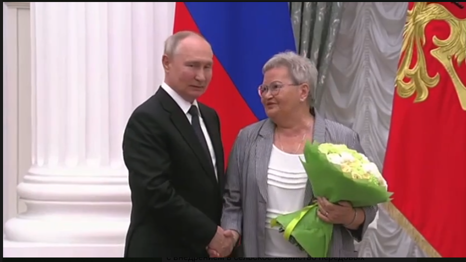 Путин вручил награду завкафедрой нижегородского университета Вере Титовой