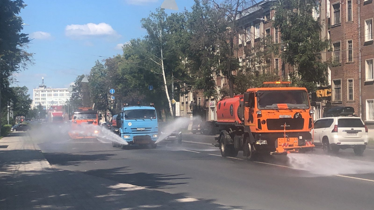 В связи с жарой в Нижнем Новгороде усилили полив дорог и зеленых насаждений