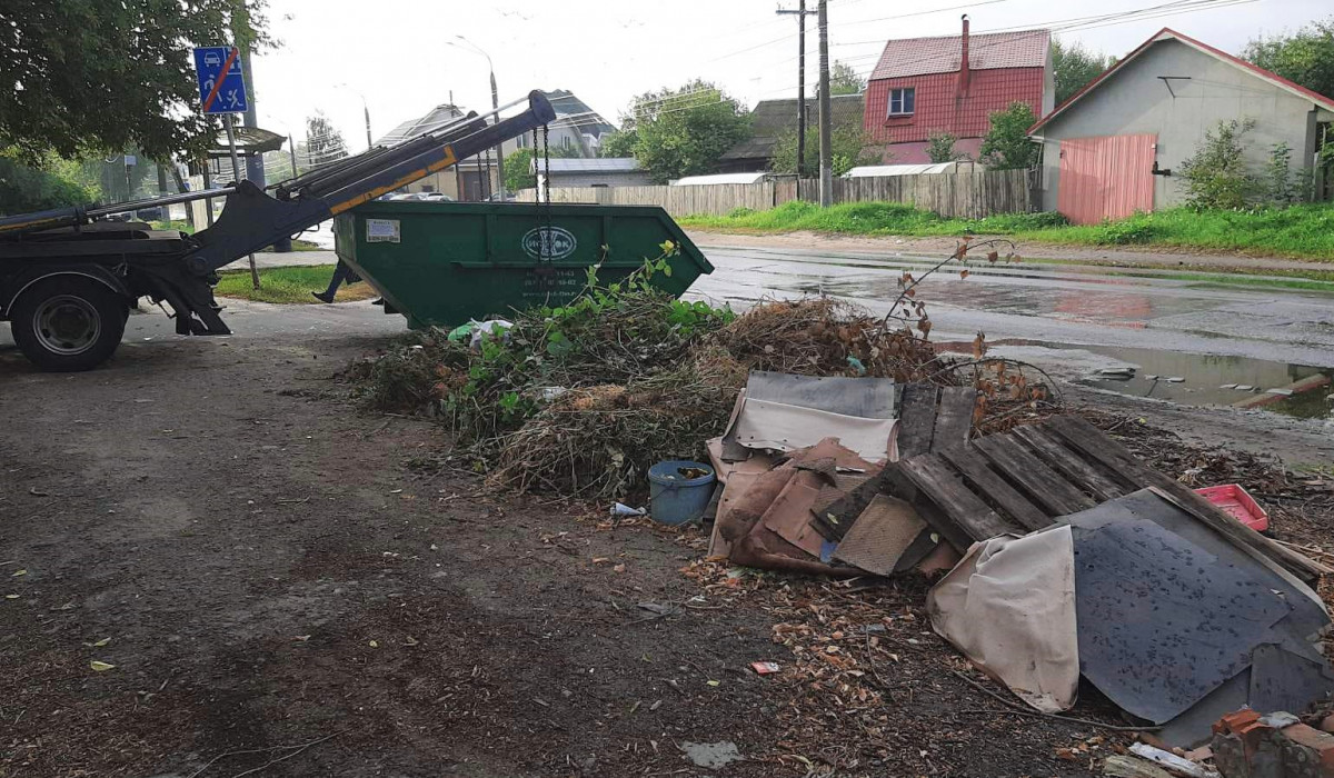 Коммунальщики ликвидируют свалки на обочине дороги на улице Старая Канава в Сормове