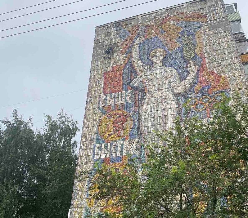 Мозаику на фасаде дома на улице Березовской начали демонтировать