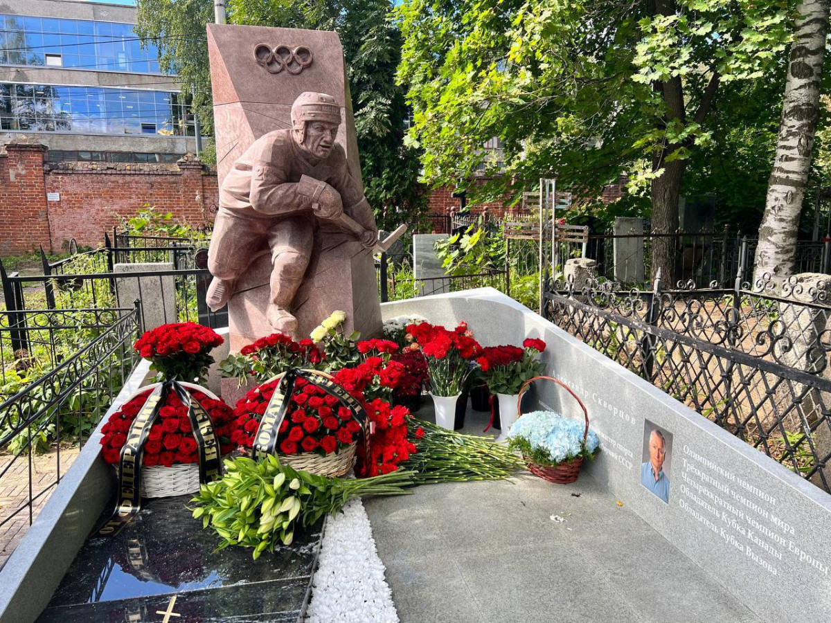 Памятник хоккеисту Александру Скворцову открыт в Нижнем Новгороде