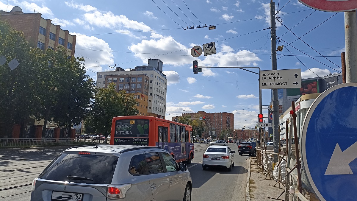 Допсекцию установили на светофоре на перекрестке Белинского и Крупской