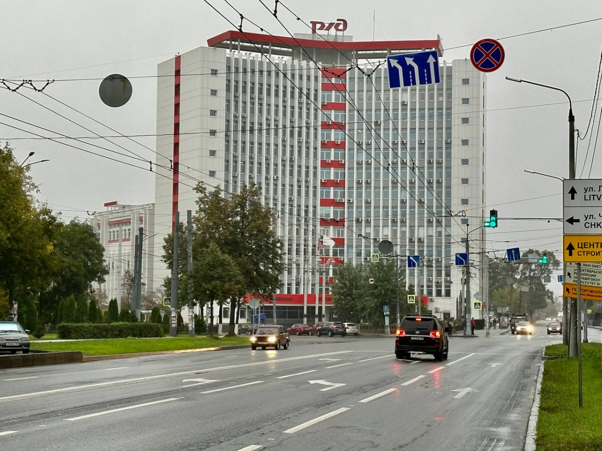 Еще одну полосу для поворота добавили на подъезде к перекрестку проспекта Ленина и Октябрьской Революции
