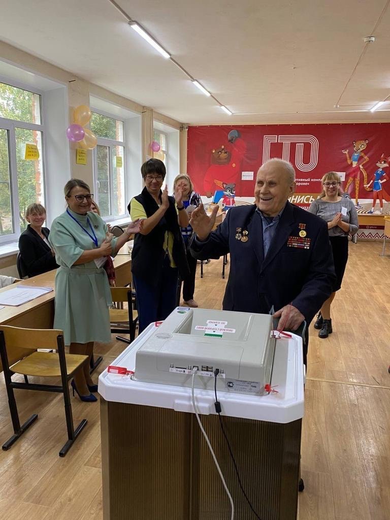 102-летний Николай Шишкин проголосовал на избирательном участке в Советском районе