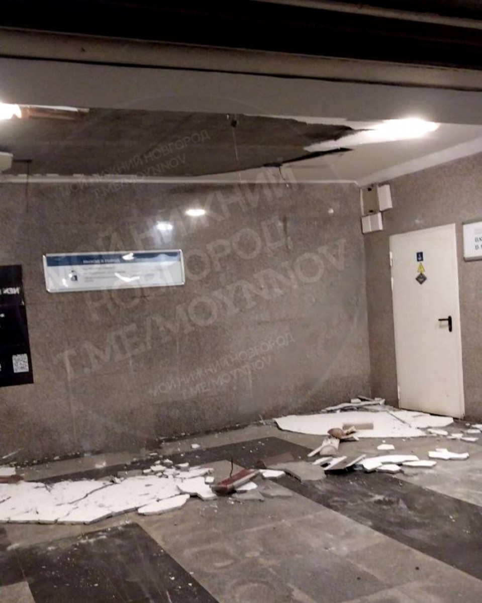 Штукатурка обвалилась в переходе нижегородской станции метро