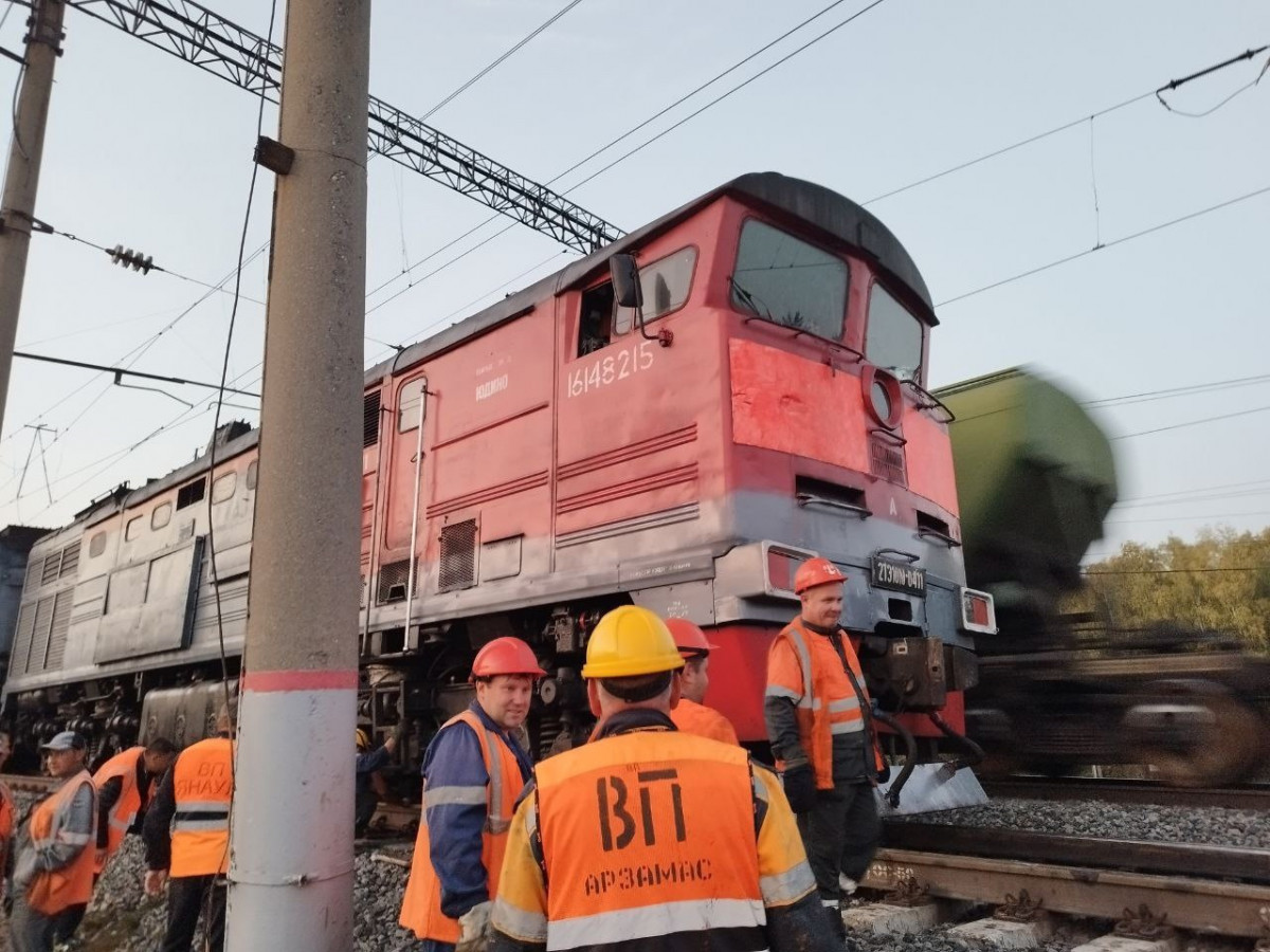 Локомотив и вагон поезда сошли с рельсов в Арзамасе
