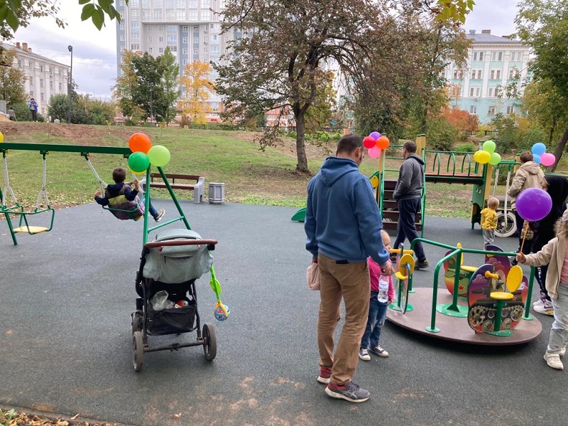 «Т Плюс» устроила праздник для детей и открыла детскую площадку в Центральном парке Дзержинска