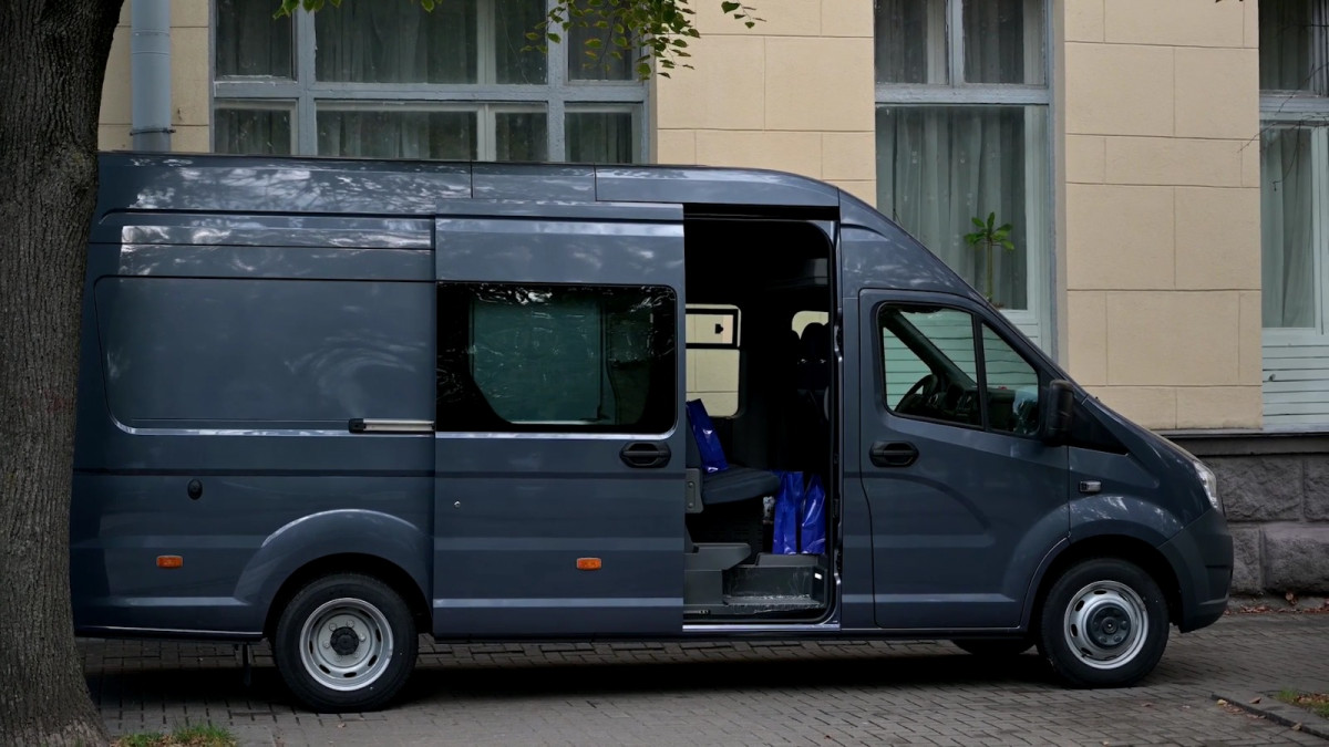 Белорусские волонтеры получили микроавтобус для доставки гумпомощи от нижегородского правительства.