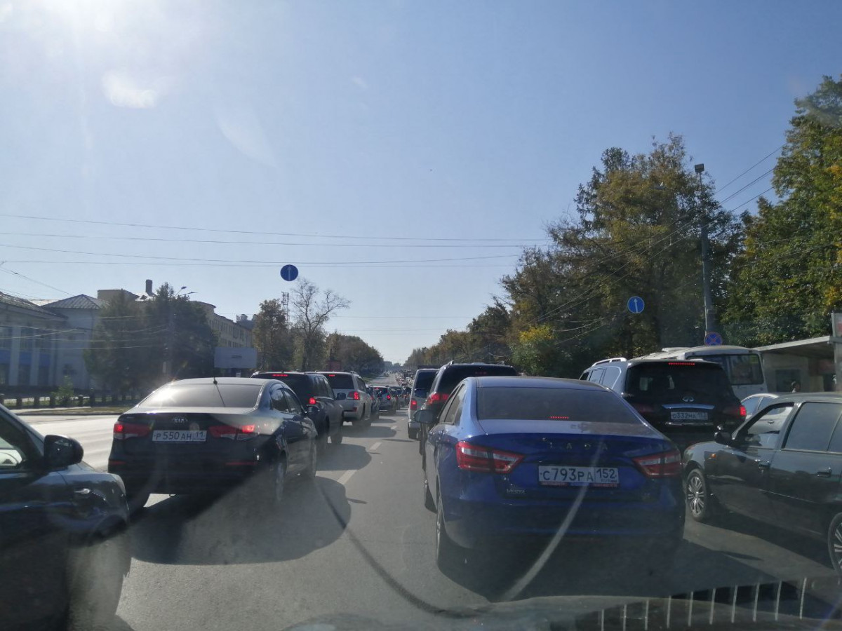 Огромная пробка образовалась на проспекте Гагарина в Нижнем Новгороде