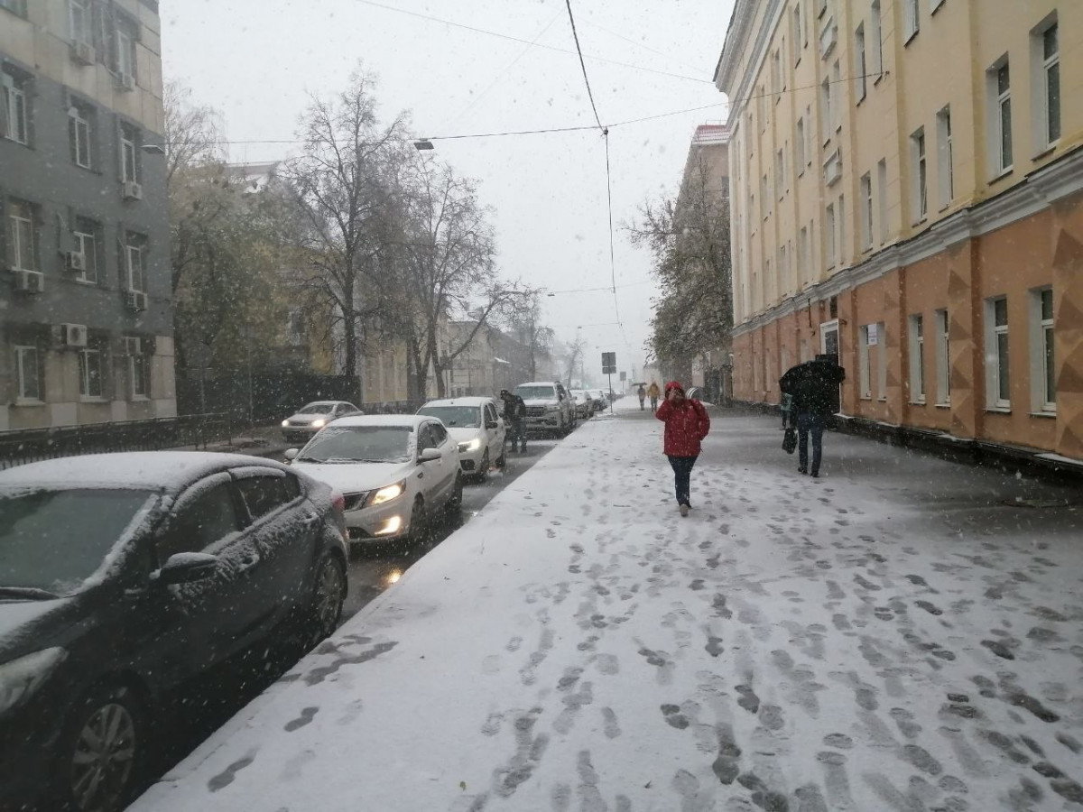 Мощный снегопад обрушился на Нижний Новгород 17 октября