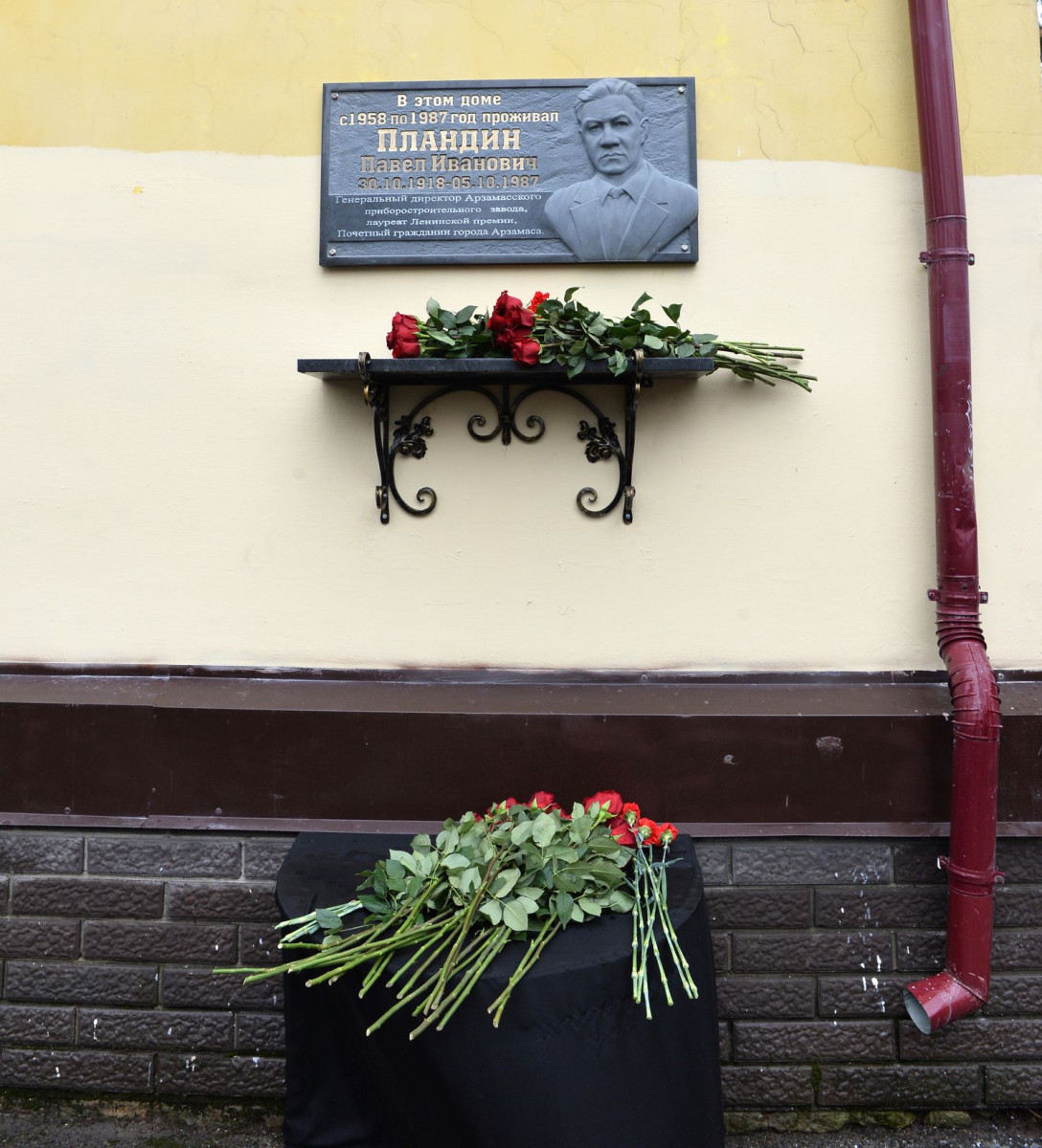 Мемориальную доску с изображением первого гендиректора АПЗ установили в Арзамасе