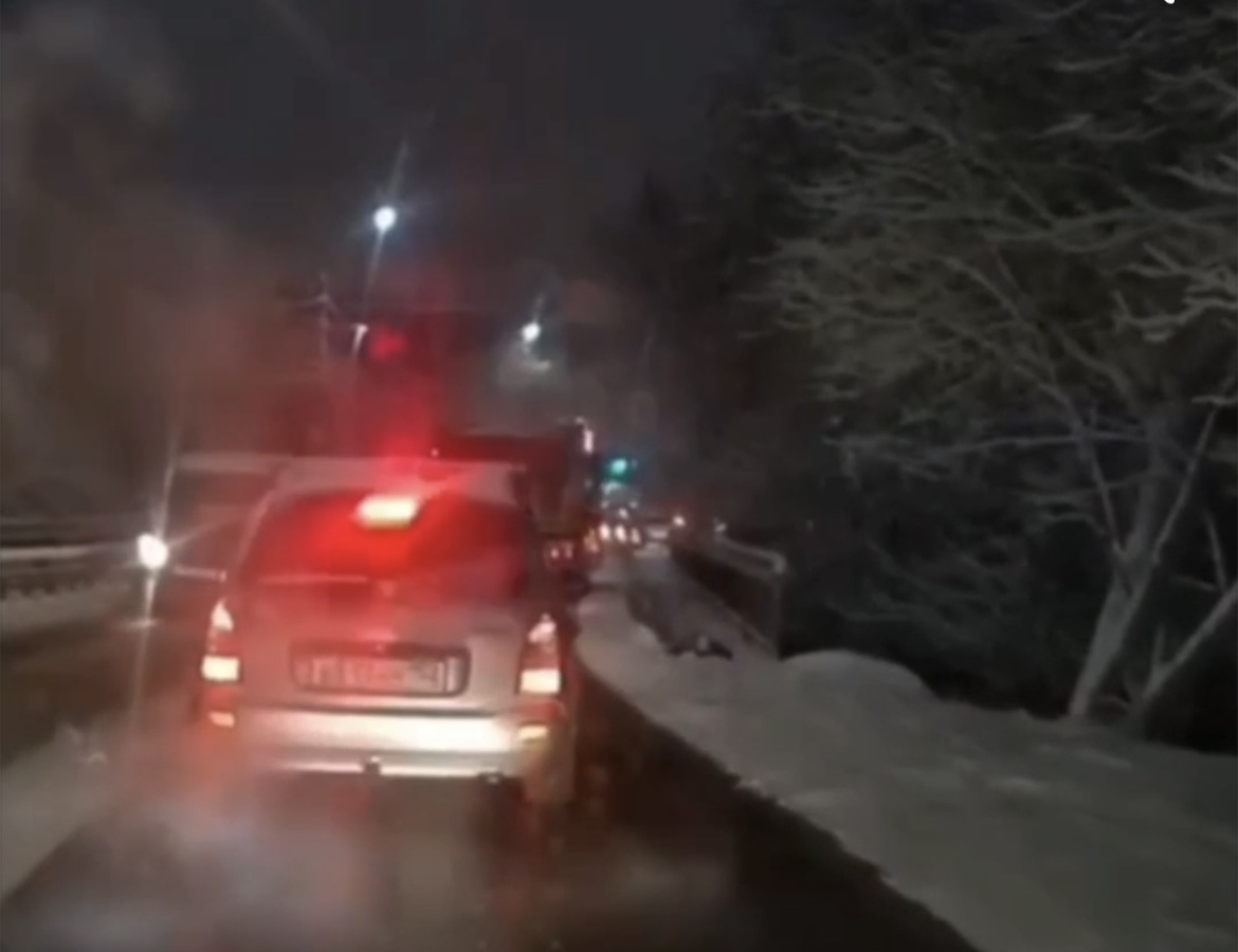 Девушка провалилась в яму на мосту на улице Дачная в Нижнем Новгороде