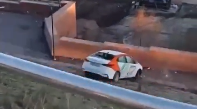 «Делимобиль» вынесло на откос у колеса обозрения в Нижнем Новгороде: водитель погиб