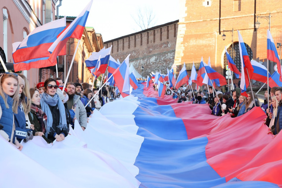 У стен Нижегородского кремля развернули 100-метровы флаг России